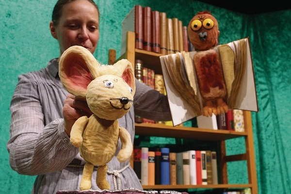 Birgit Schuster mit der Maus und der aus dem Buch schlüpfenden Eule. Theater