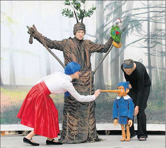 Pinocchio (an der Hand von Puppenspielerin Birgit Schuster) hat gelogen und schon wird seine Nase ellenlang. Die Fee mit den blauen Haaren (Heide Kalisch) und der Baum (Andreas Dobberkau) lachen ihn aus. Foto: Theater Vorpommern